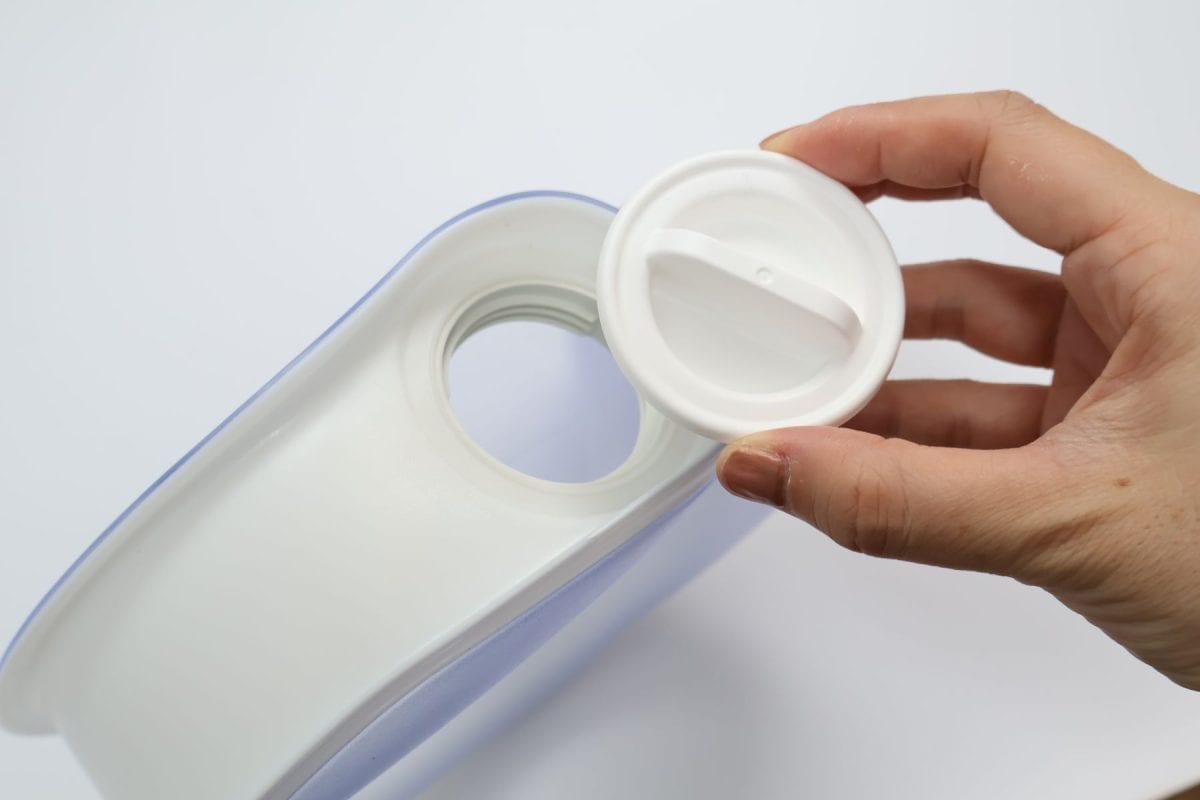 フタを外して中に氷と水を入れて使用する