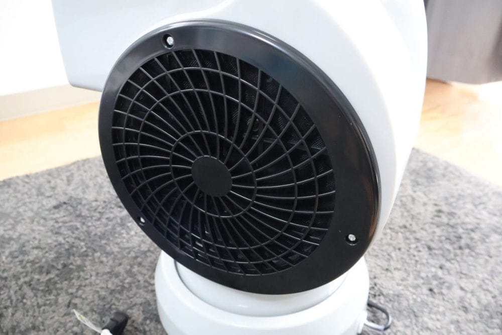側面から空気を吸い込んで強風を実現