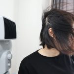 頭皮が見えるほどの強風