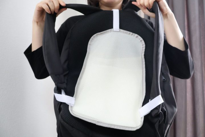 「3COINSで入荷→完売を繰り返す」これ猛暑対策に優秀！“スリコのひんやりグッズ”の実力を徹底リポート。ネッククーラー専用の保冷ポーチも