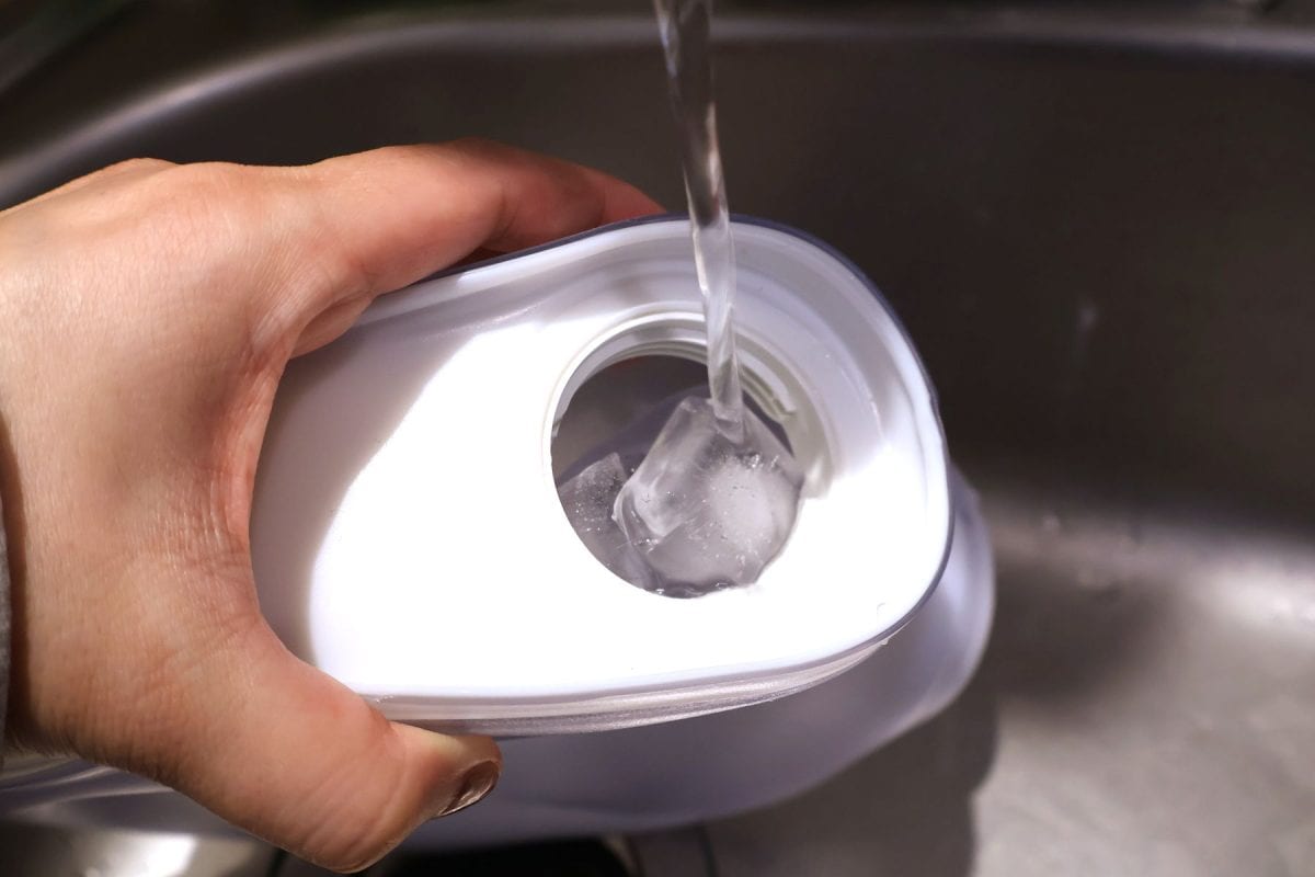 フタを外して中に氷と水を入れて使用する