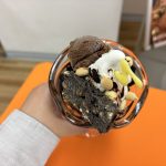 チョコレートソースをトッピングしたソフトクリームの上に、チョコレートアイスやチョコ掛け前の「ブラックサンダー」をまるごと1本トッピング