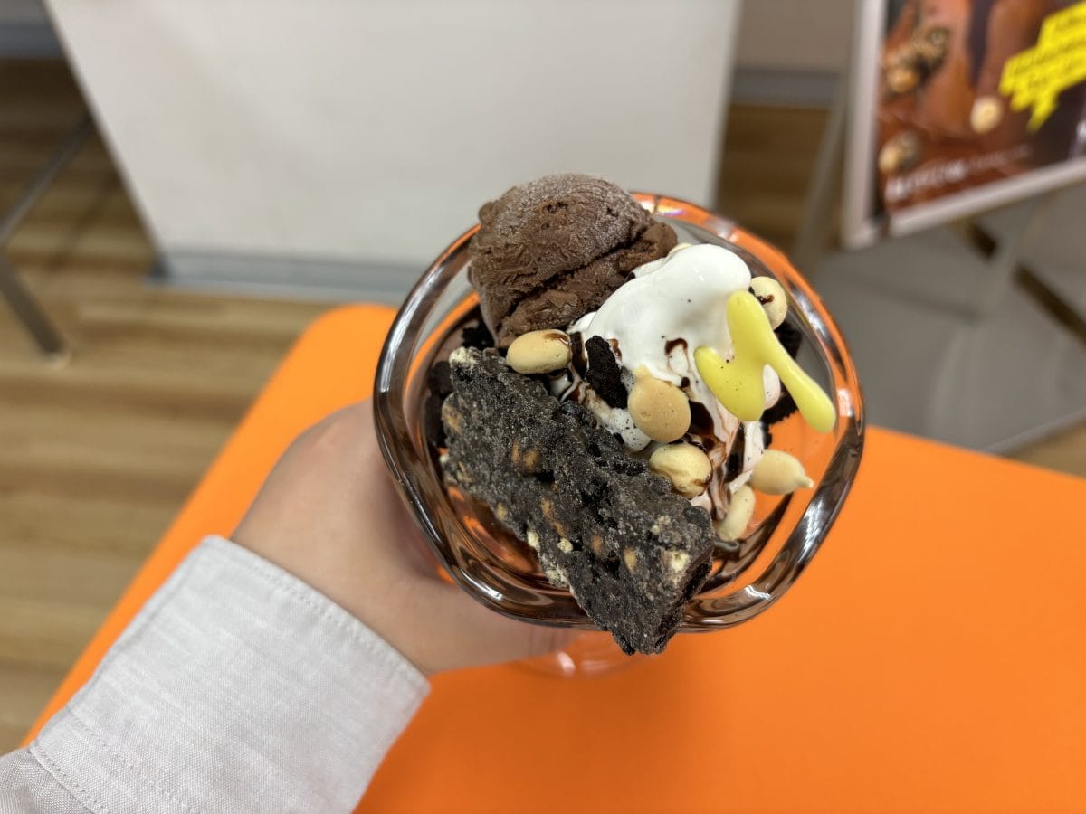 チョコレートソースをトッピングしたソフトクリームの上に、チョコレートアイスやチョコ掛け前の「ブラックサンダー」をまるごと1本トッピング