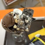 チョコ掛けする前だからこそ、横に添えられたチョコレートアイスなどとのバランスがちょうどいい