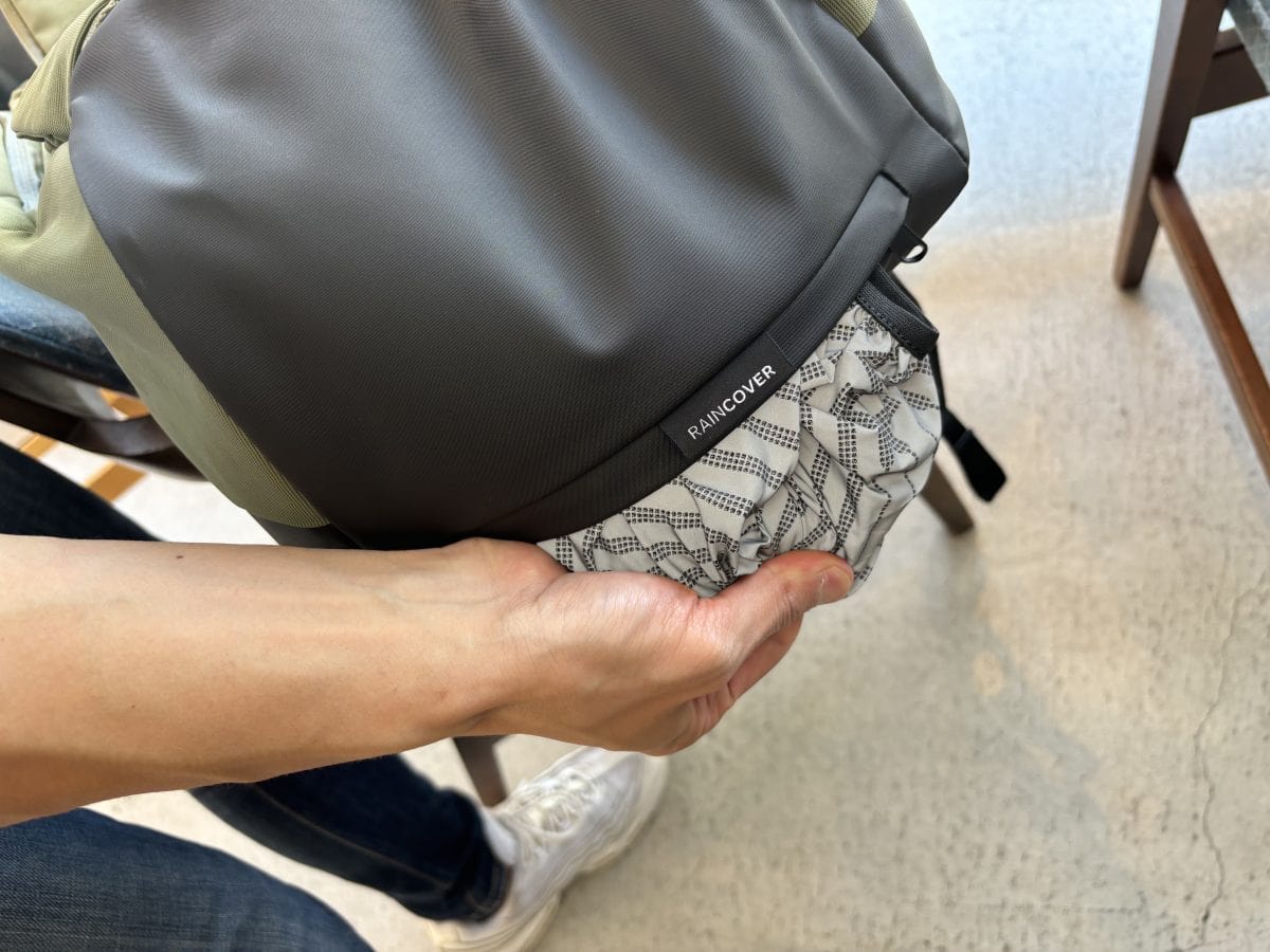 二刀流のすごいカバン」簡単3ステップでバックパックに早変わり