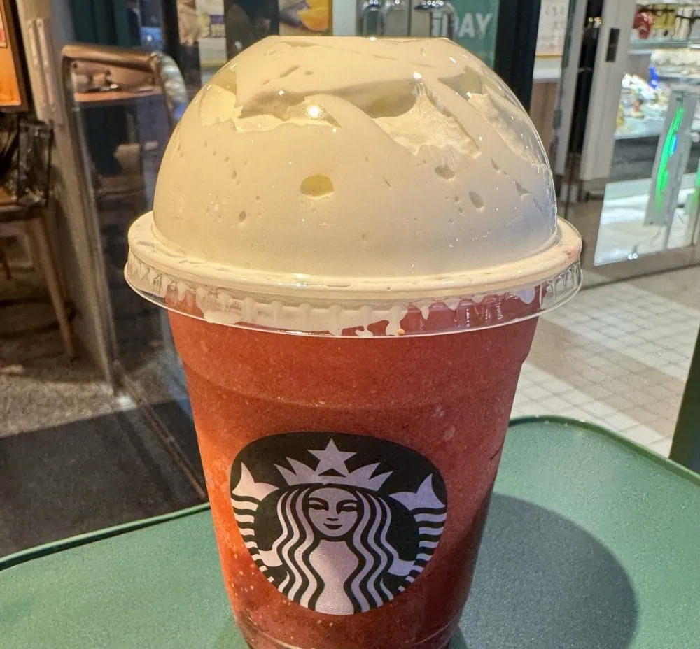 第1位「スタバ新作が史上最強クラス!?」今年は“イチゴの濃縮感”がすごい…スターバックスコーヒの『THE 苺 フラペチーノ』を体験レポート