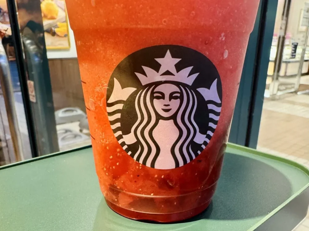 第1位「スタバ新作が史上最強クラス!?」今年は“イチゴの濃縮感”がすごい…スターバックスコーヒの『THE 苺 フラペチーノ』を体験レポート