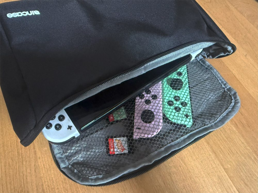 ニンテンドースイッチ本体やコントローラ、ソフトもきれいにまとまる