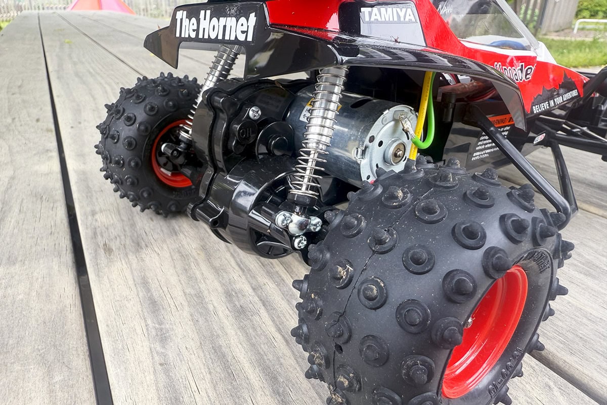 リヤのサスペンションには、ショック吸収性の高いオイルダンパーユニット装備のローリングリジッドアクスルを採用