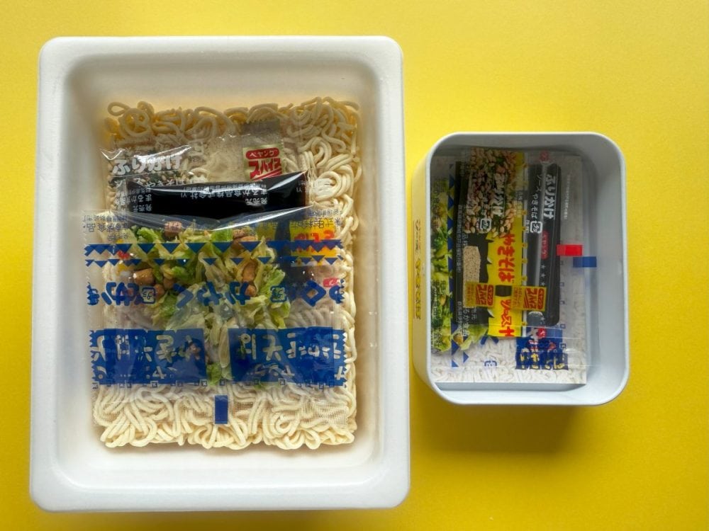 蓋を開けると同じような構造で収納されている