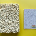 本物の麺と付録の麺が描かれた付箋を比較