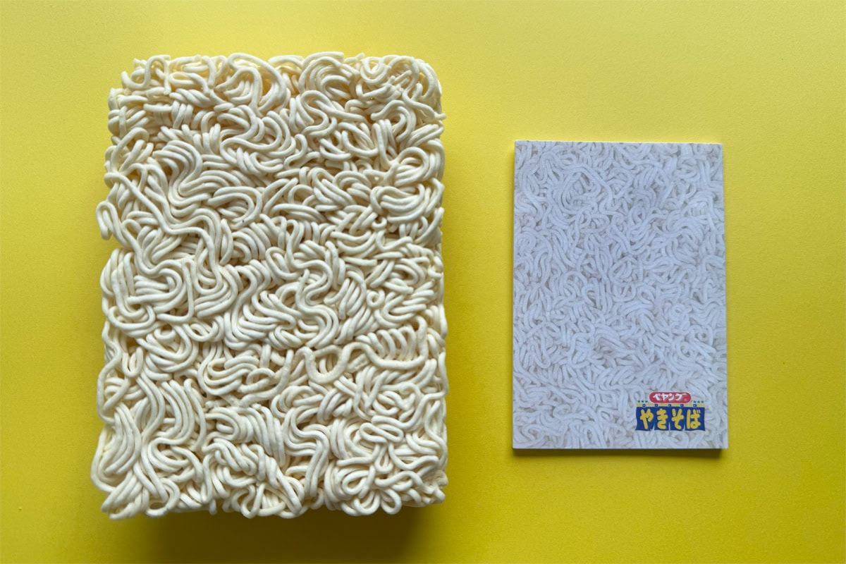 本物の麺と付録の麺が描かれた付箋を比較