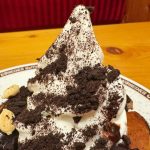 ココアクッキーとプレーンビスケットがトッピング