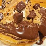優しい甘さのミルクチョコソースをデコレーション