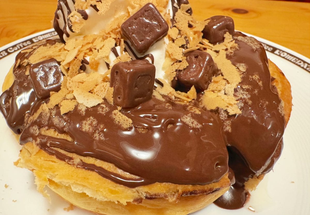 優しい甘さのミルクチョコソースをデコレーション