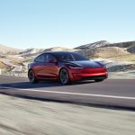 Model 3は1回の充電で最大706 kmのロングレンジ走行が可能となっている