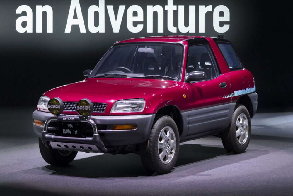 1994年にクロスオーバーSUVのパイオニアとして誕生した初代RAV4