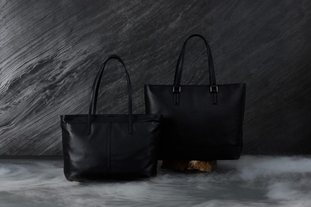 左）SOFT TOTE  W54×H31×D16cm ファスナーなし￥66,000、ファスナーあり￥71,500
右）LARGE TOTE  W51×H35.5×D16cm ￥99,000
