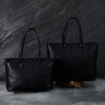 左）SOFT TOTE W54×H31×D16cm ファスナーなし￥66,000、ファスナーあり￥71,500 右）LARGE TOTE W51×H35.5×D16cm ￥99,000