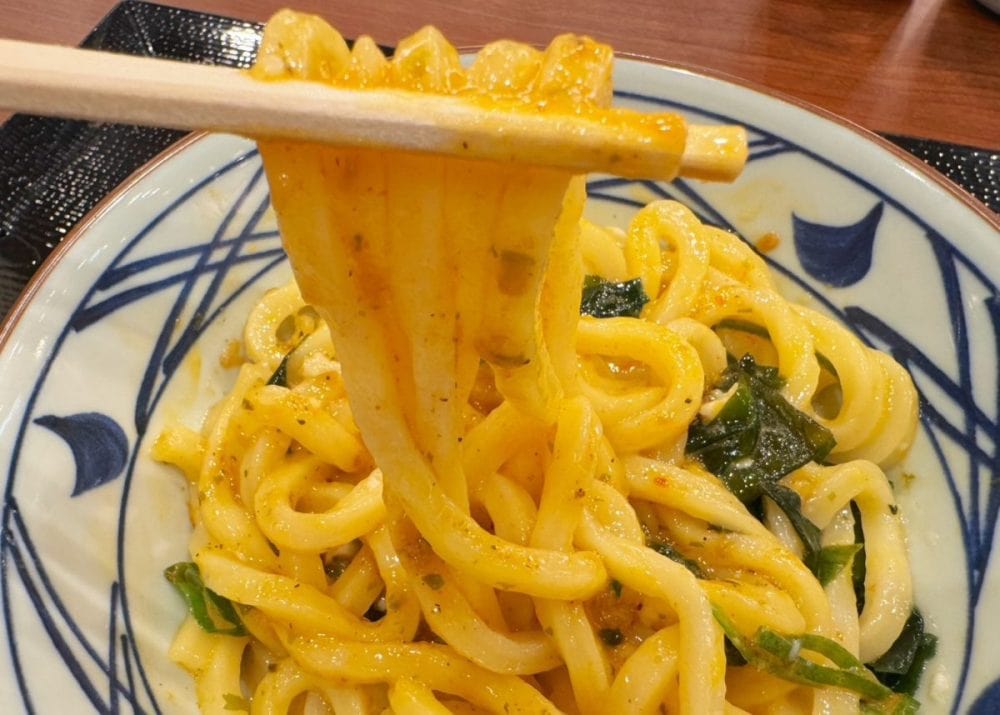 もちもちの釜抜き麺にピリッと辛いしび辛ラー油が絡まって、本格中華風の味わいに