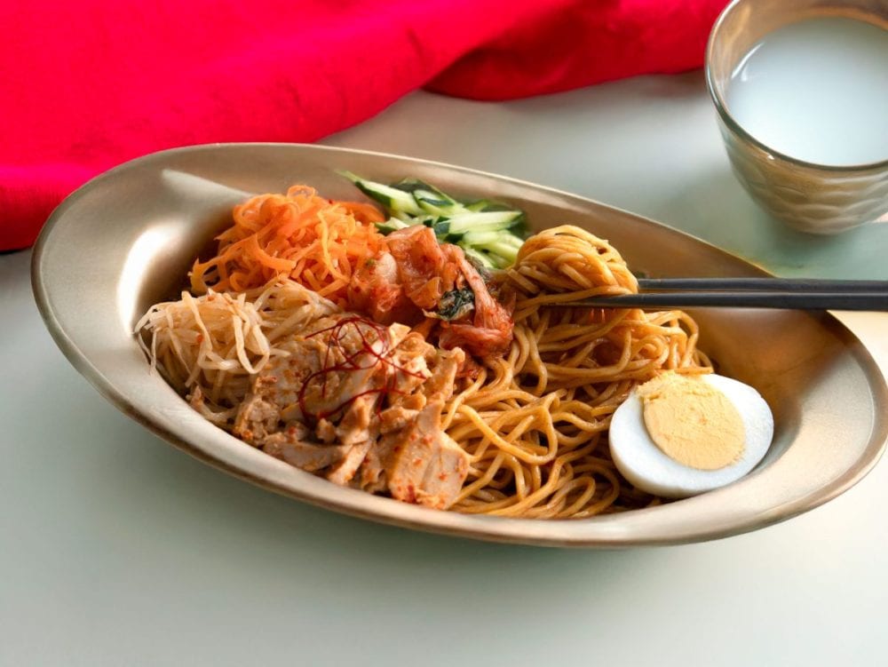 成城石井自家製 自家製ヤンニョムで和えた蒸し鶏とキムチのビビン麺