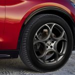 ヴェローチェが21インチタイヤ（255／40R21）を装着するのに対し、スプリントには19インチ（235／55R19）を装着