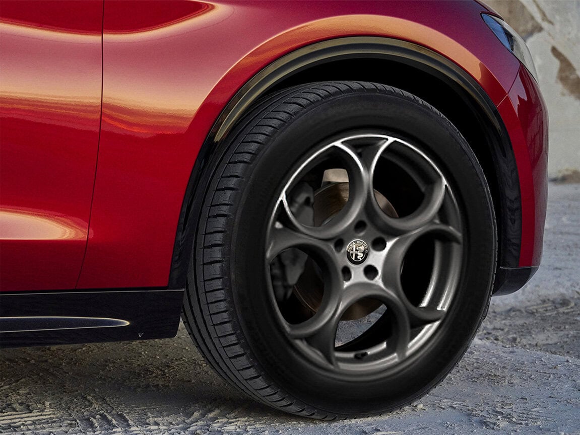 ヴェローチェが21インチタイヤ（255／40R21）を装着するのに対し、スプリントには19インチ（235／55R19）を装着