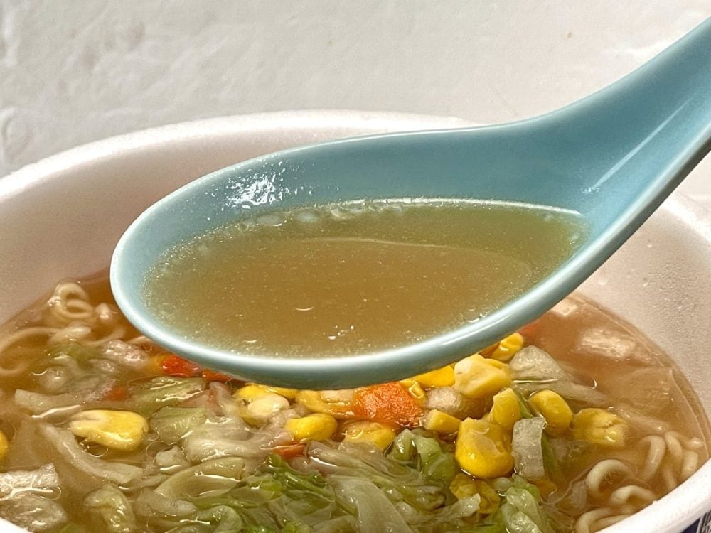 サンポー食品 「ANAオリジナルビーフコンソメラーメン」／ビーフコンソメスープをベースにしているので、もちろん牛肉エキスと野菜の旨みを組み合わせたテイストになるのですが、4種類の野菜（キャベツ・玉ねぎ・にんじん・コーン）の具材に「あえて」絞ったところはベースにこだわりを持った証拠