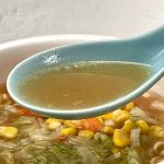 サンポー食品 「ANAオリジナルビーフコンソメラーメン」／ビーフコンソメスープをベースにしているので、もちろん牛肉エキスと野菜の旨みを組み合わせたテイストになるのですが、4種類の野菜（キャベツ・玉ねぎ・にんじん・コーン）の具材に「あえて」絞ったところはベースにこだわりを持った証拠