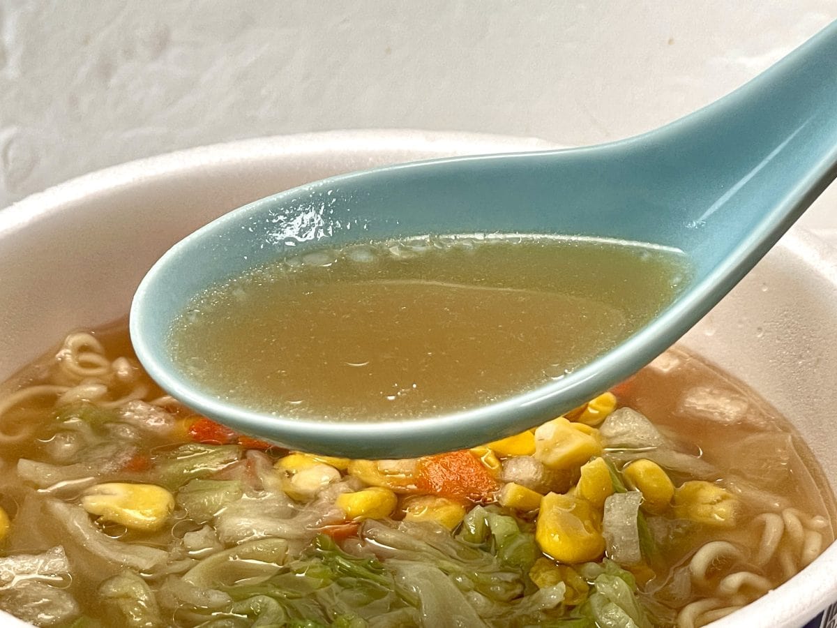 サンポー食品
「ANAオリジナルビーフコンソメラーメン」／ビーフコンソメスープをベースにしているので、もちろん牛肉エキスと野菜の旨みを組み合わせたテイストになるのですが、4種類の野菜（キャベツ・玉ねぎ・にんじん・コーン）の具材に「あえて」絞ったところはベースにこだわりを持った証拠