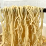 サンポー食品 「ANAオリジナルビーフコンソメラーメン」／麺はサンポー食品らしいちぢれ麺ですが、これが見事にマッチ。ソフトな麺とやさしいビーフコンソメスープがここまで合うとは……