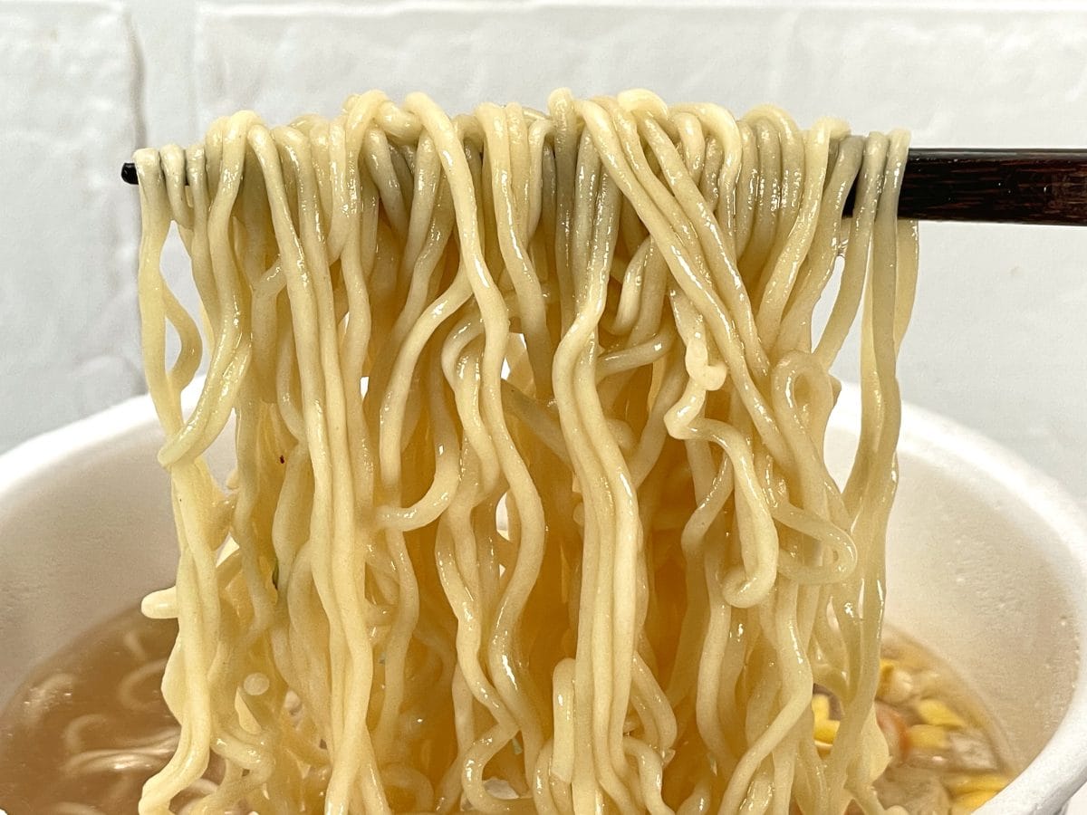 サンポー食品
「ANAオリジナルビーフコンソメラーメン」／麺はサンポー食品らしいちぢれ麺ですが、これが見事にマッチ。ソフトな麺とやさしいビーフコンソメスープがここまで合うとは……