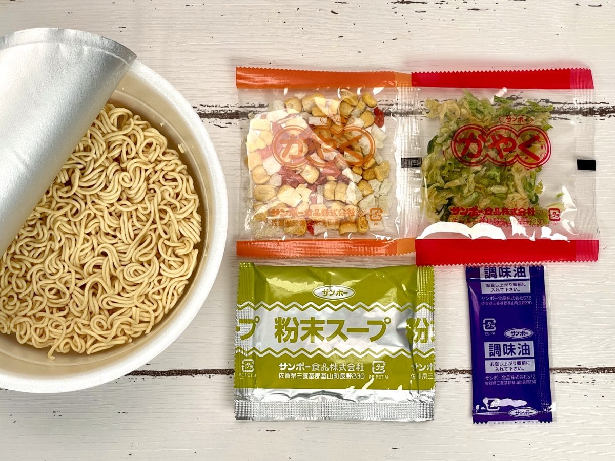 サンポー食品
「ANAオリジナルビーフコンソメラーメン」／OEM（他社ブランドの製品を製造）商品ながらビーフコンソメという別ジャンルを見事に作り切った感があります