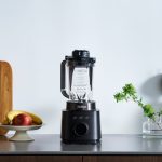 「指ひとつでシェフクオリティ！」ニンジャのプレミアムミキサーは食材の量や固さを自動で検知！