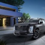 縦型LEDヘッドランプとウインカーがキャデラックらしさを際立たせ、高いアイポイントと新設計のフロントグリルが圧倒的な存在感を演出