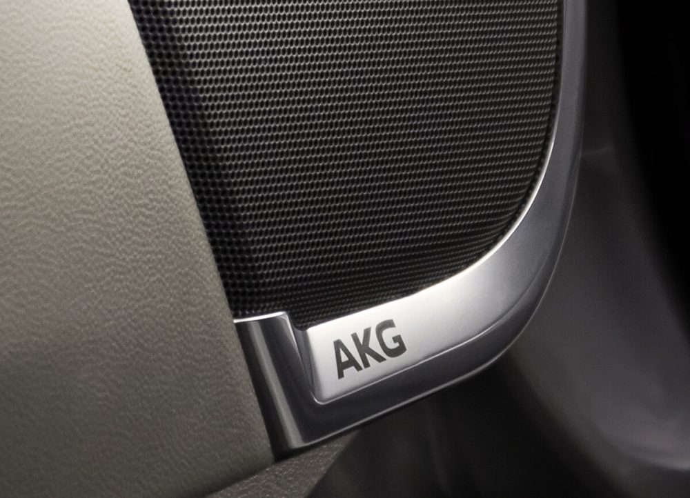 36個のスピーカーによる、AKG社製の車載サラウンドサウンドシステムを採用