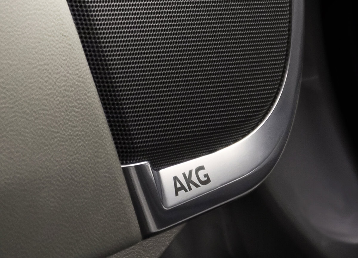 36個のスピーカーによる、AKG社製の車載サラウンドサウンドシステムを採用