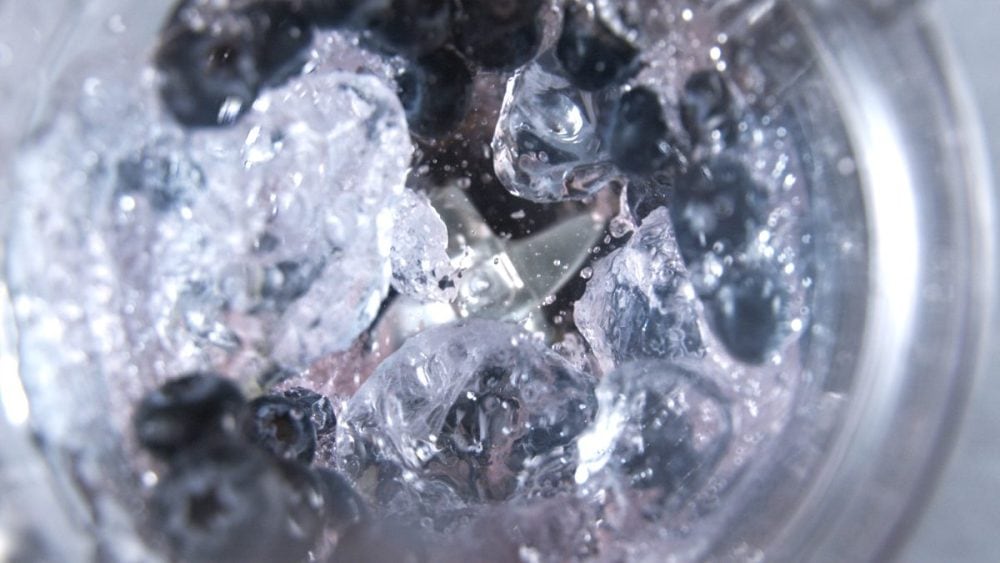氷や冷凍フルーツもパワフルに砕いて、なめらかな仕上がりを実現