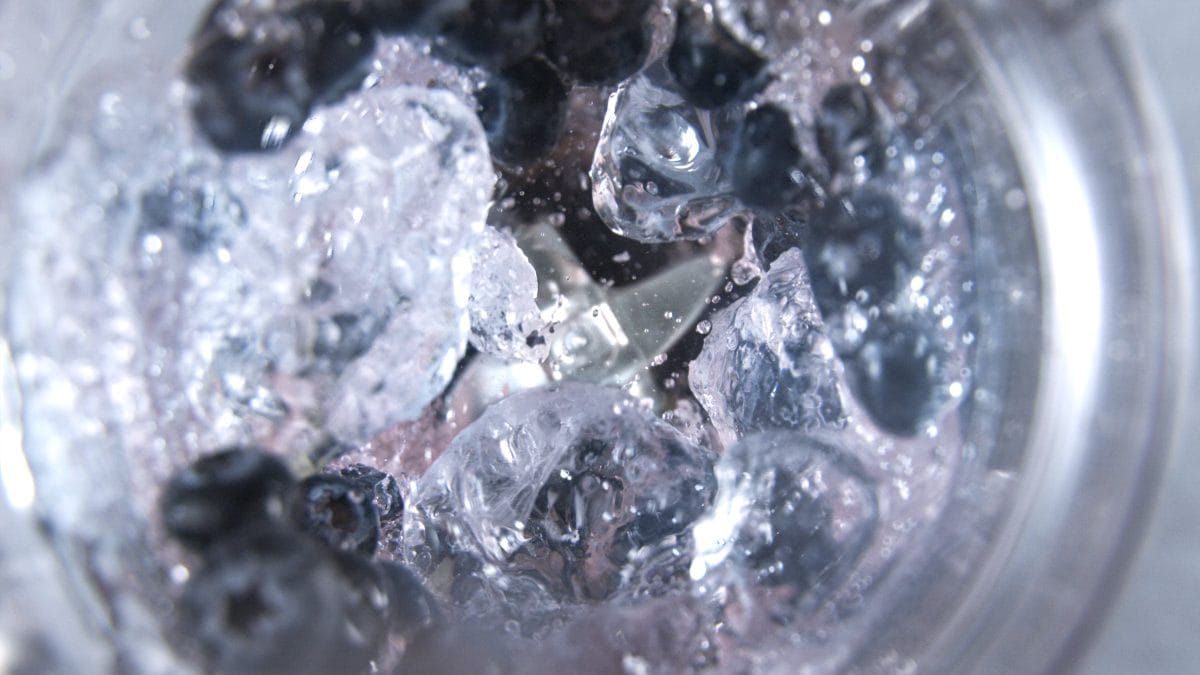 氷や冷凍フルーツもパワフルに砕いて、なめらかな仕上がりを実現