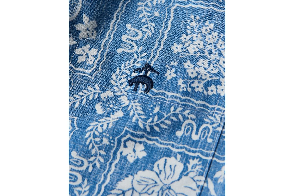 胸元にはゴールデン フリースの刺繍も