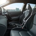しっかりと身体をサポートするGRロゴ付の専用スポーツシートを採用