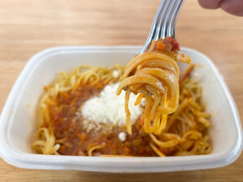 ソースとよく合うモッチリ食感の麺は、フェットチーネより少し細めのリングイネを使用