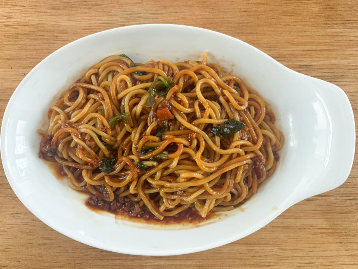 「ジャージャー麺」はタレが特に濃厚なので、しっかりムラなくよく混ぜてから食べます