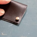 カシメのオスにメスを被せ、叩いて固定します