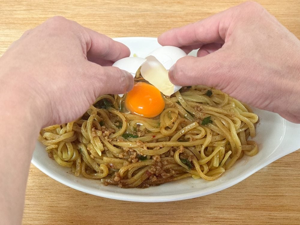 「台湾まぜそば」だけ辛さに注意の記載があるので危険と思い、パッケージ通りに生タマゴをトッピングしてみました