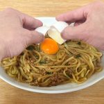 「台湾まぜそば」だけ辛さに注意の記載があるので危険と思い、パッケージ通りに生タマゴをトッピングしてみました