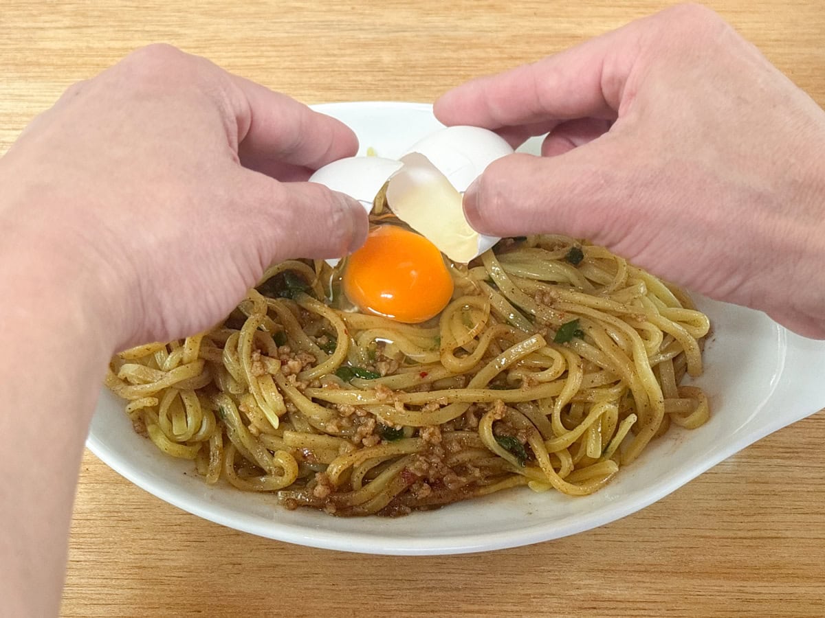 「台湾まぜそば」だけ辛さに注意の記載があるので危険と思い、パッケージ通りに生タマゴをトッピングしてみました