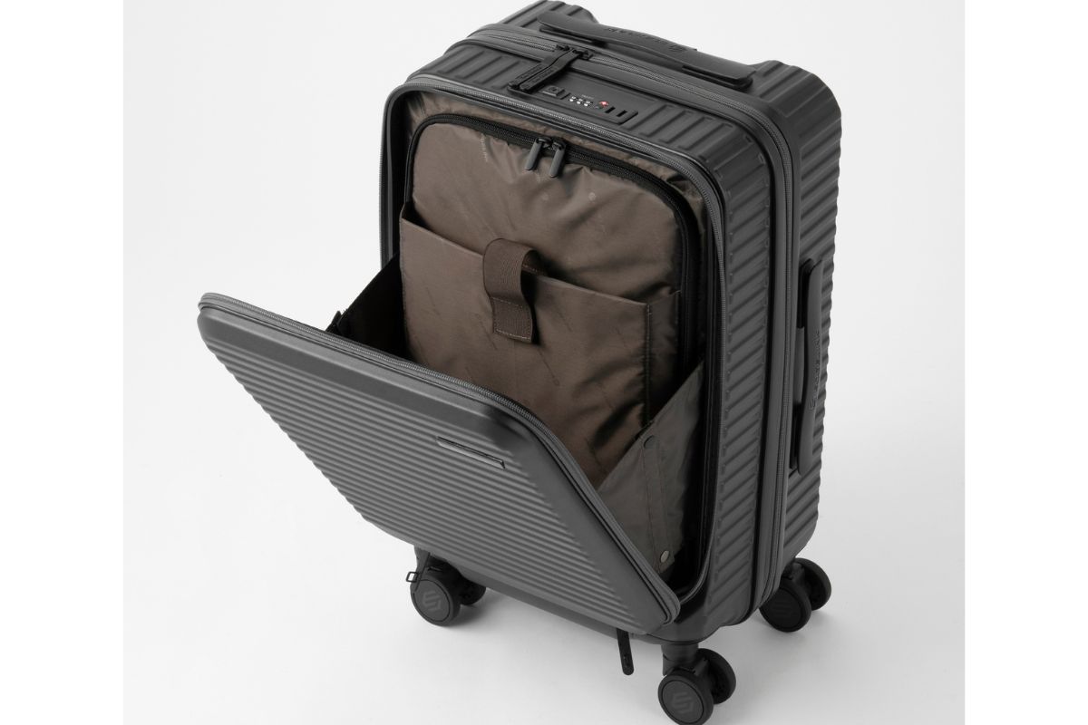 荷物を出し入れしやすいフロントポケット。15.6 インチノートPC サイズまで収納可能
