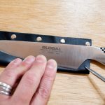 ケースにナイフを重ね、ホック位置を確かめながらマーキング