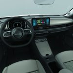 2スポークステアリングや丸型メータークラスター、楕円形のダッシュボードパネルなどに、初代「600」の象徴的なデザイン要素を取り込んでいる